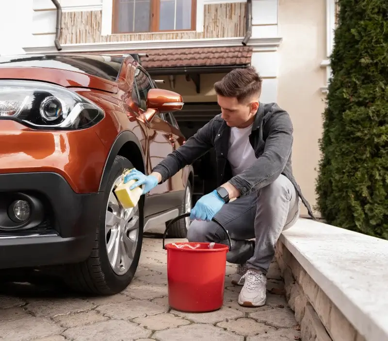Lavage auto à domicile Saint-Rémy-sur-Avre : professionnel intervenant sur un véhicule